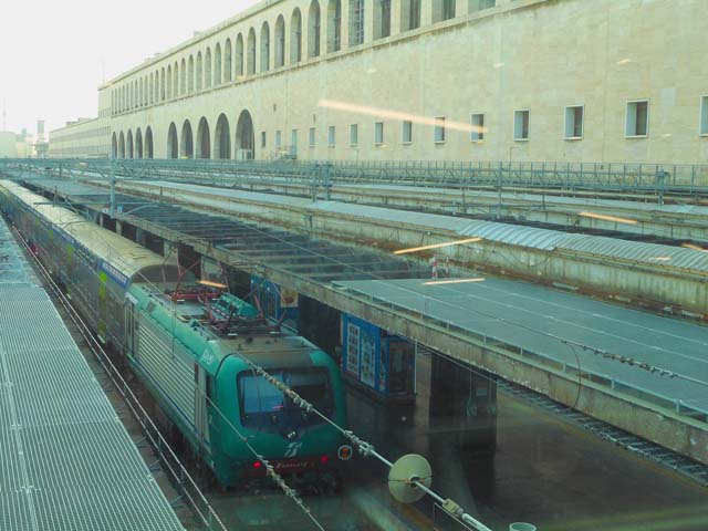 イタリアの駅のホーム