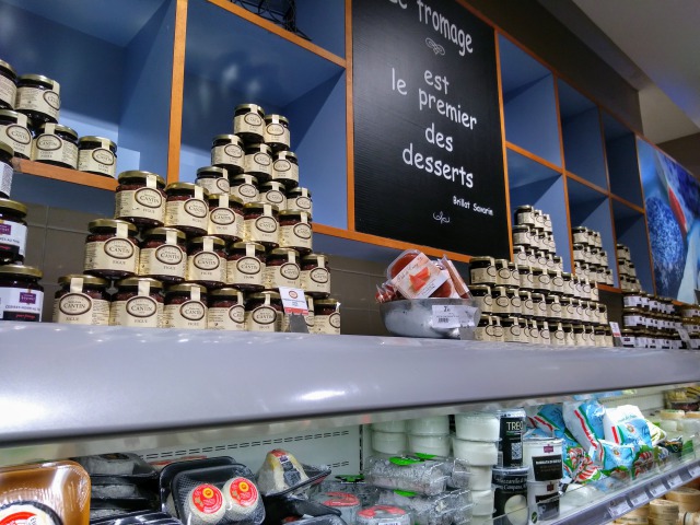 モノプリ店内のチーズ売り場
