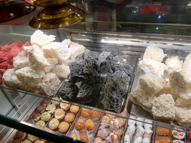 イタリア 炭のお菓子