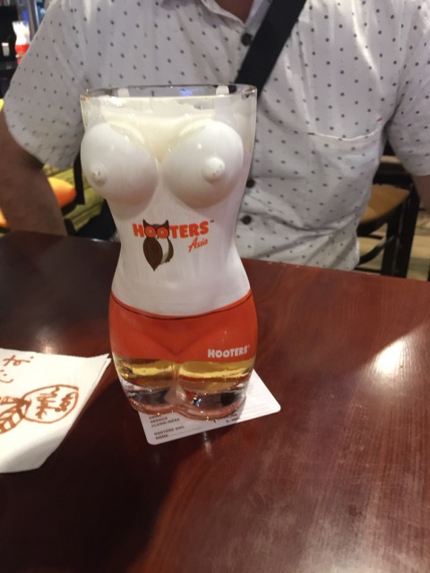 フッターズのグラス