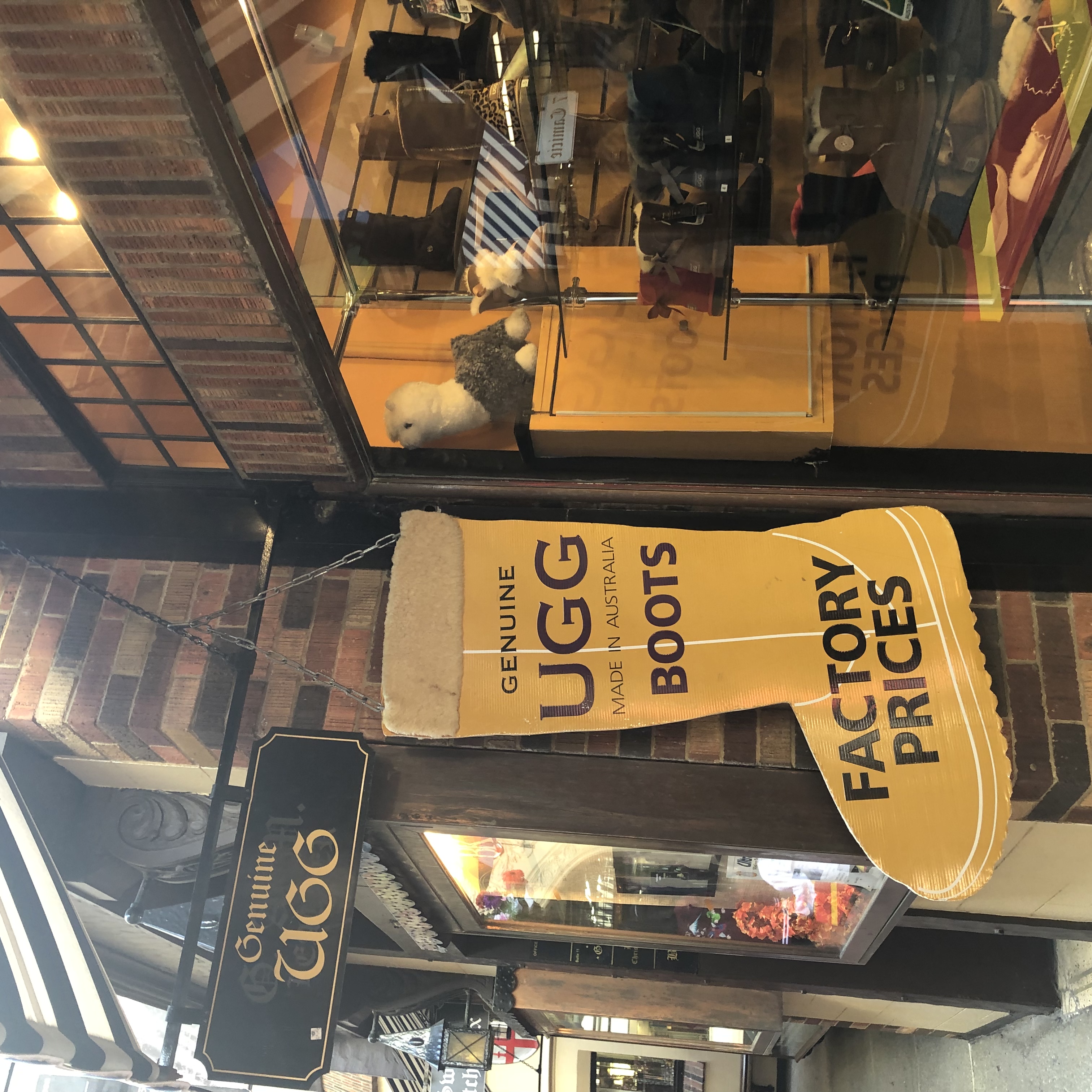 UGG