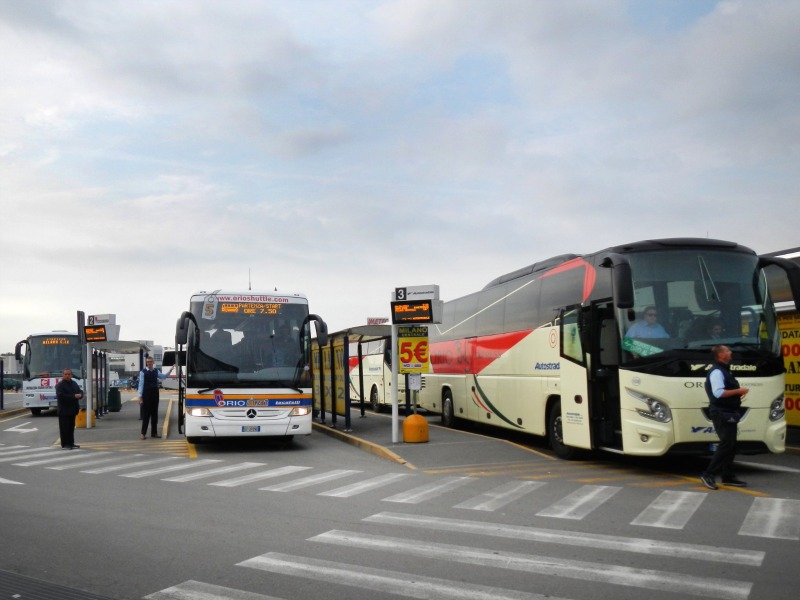 Autostradaleバス乗り場にて