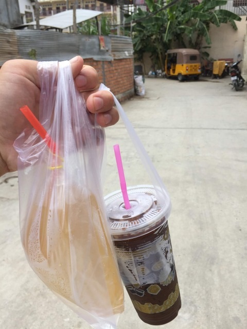 ドリンクホルダー付きのローカルコーヒー