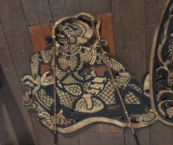 牛革を用いて一つ一つ手作りされた影絵人形