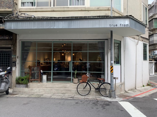 初訪 店面