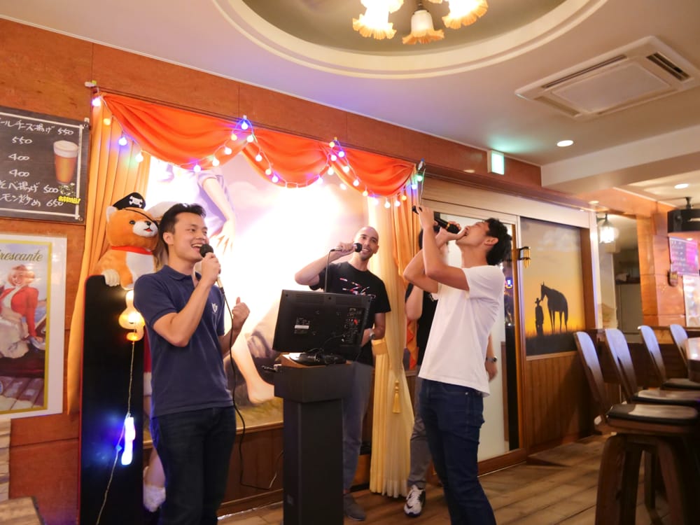 A Bar Where You Can Sing Western Music: “English Karaoke Bar Bruce (Tokyo)”  (w/Photos)