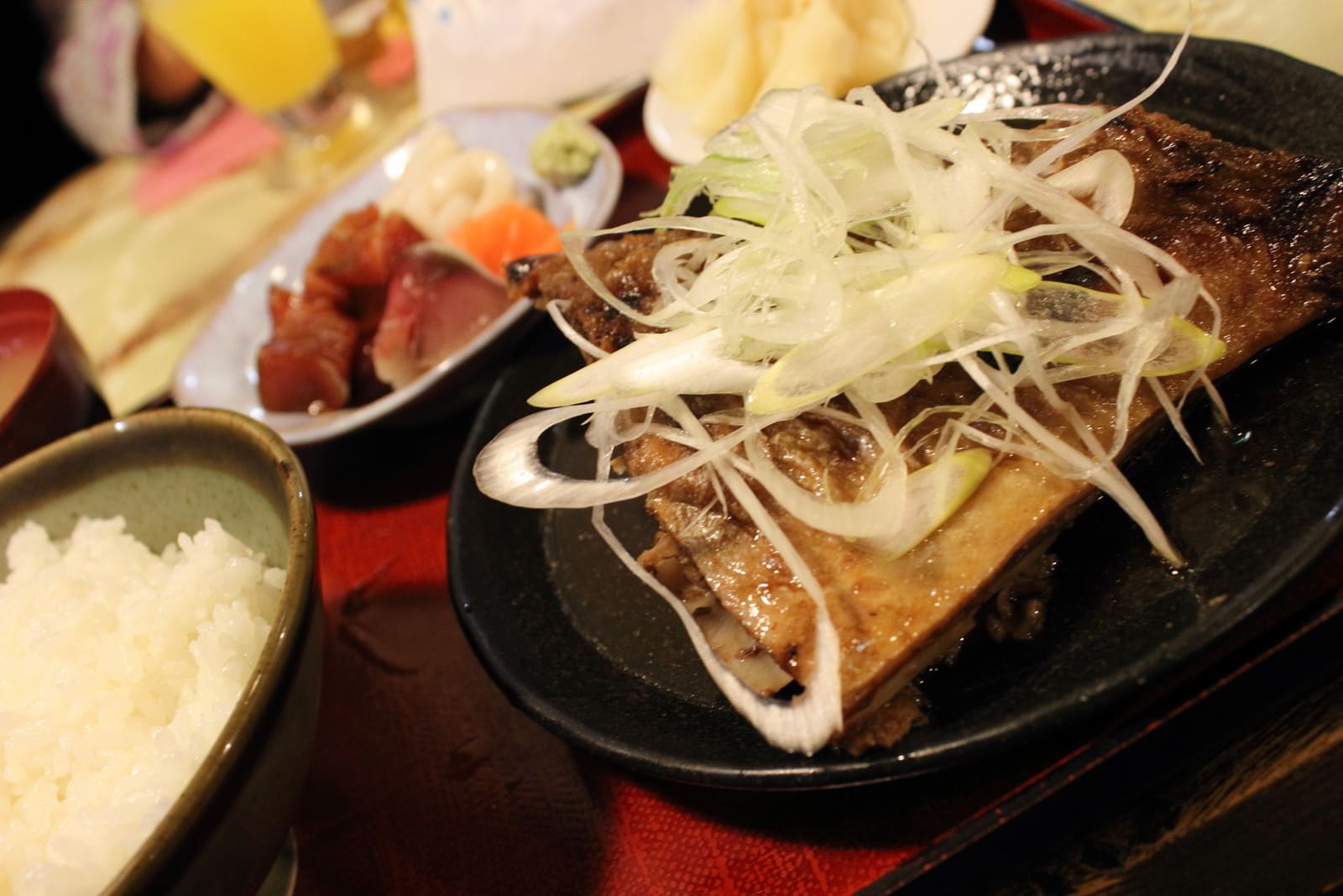 Try rare parts of tuna with Agoni-teishoku(Chin Set Meal)