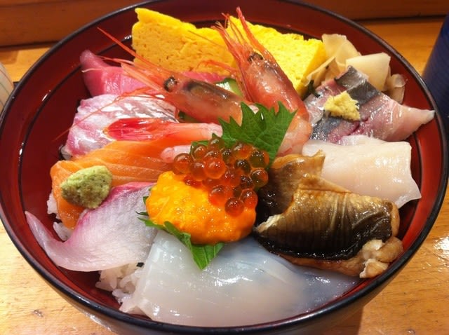 The typical Edomae chirashi-(sushi) “Daimiyo Chirashi”