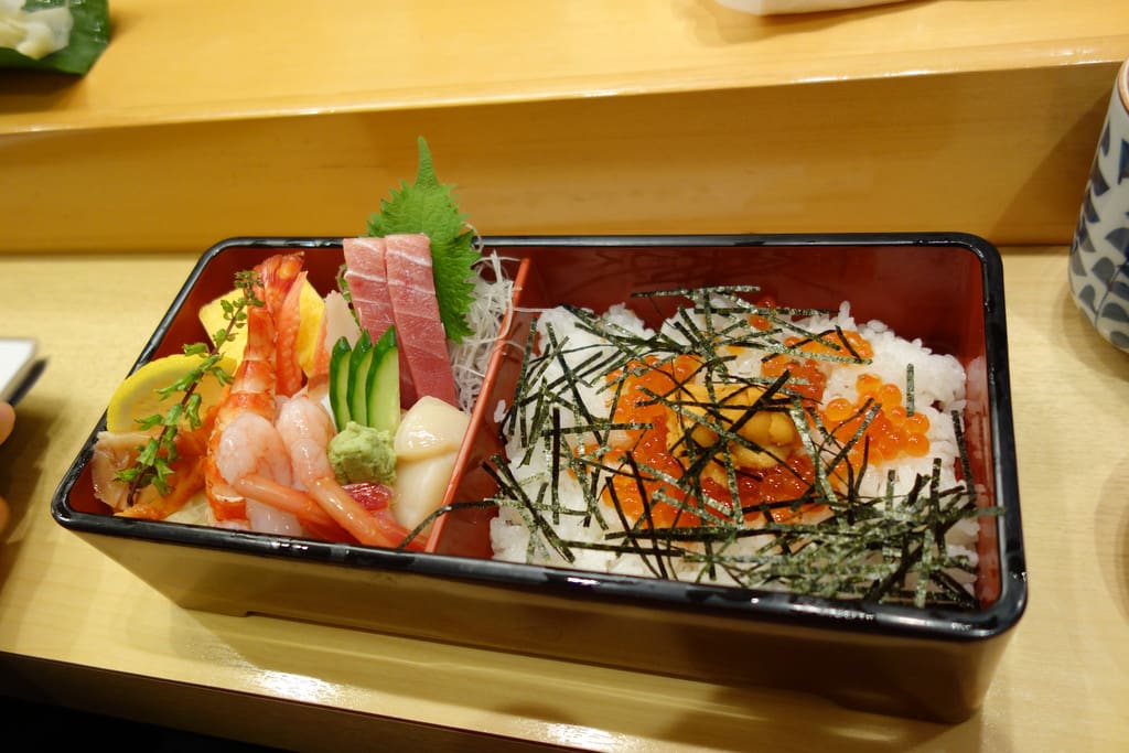 Their Specialty “Chirashi-zushi” Is Rare for Tsukiji