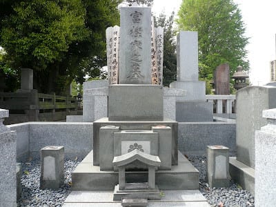 Tsuyoshi Kashiwado, the former Yokozuna wrestler of the grand sumo tournament, also rest in peace at Yanaka cemetery