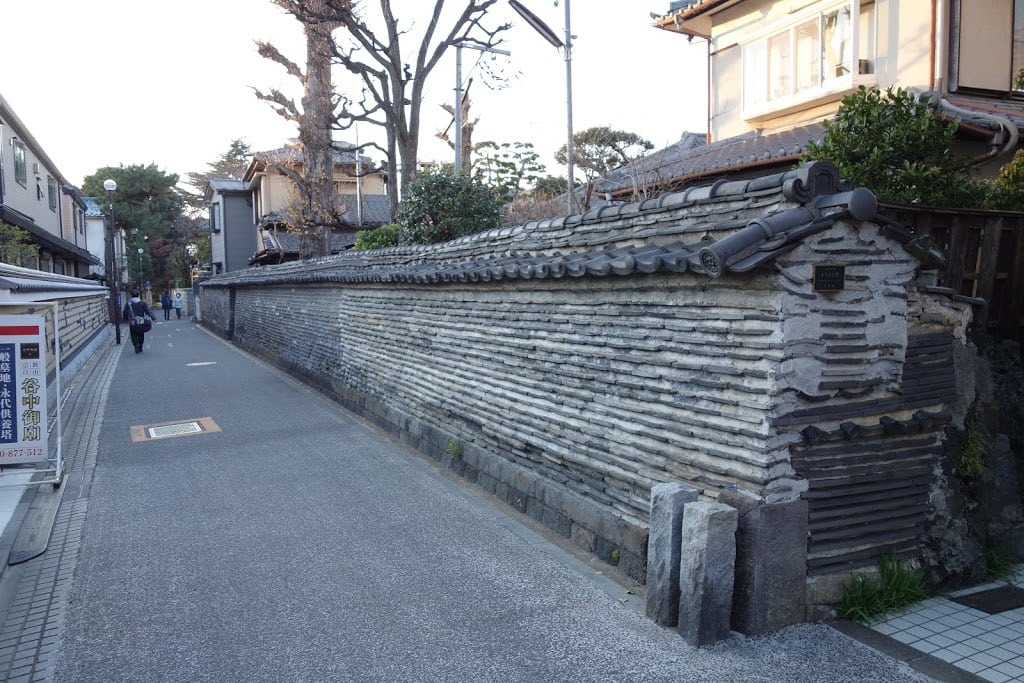 Rare and beautiful “Tsukiji-bei” (a plaster wall) in “Kan-non-ji” Temple with full of history