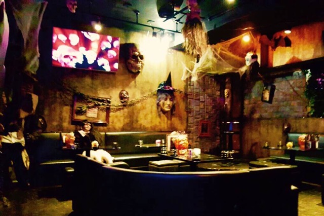 A Bar Where You Can Sing Western Music: “English Karaoke Bar Bruce (Tokyo)”  (w/Photos)