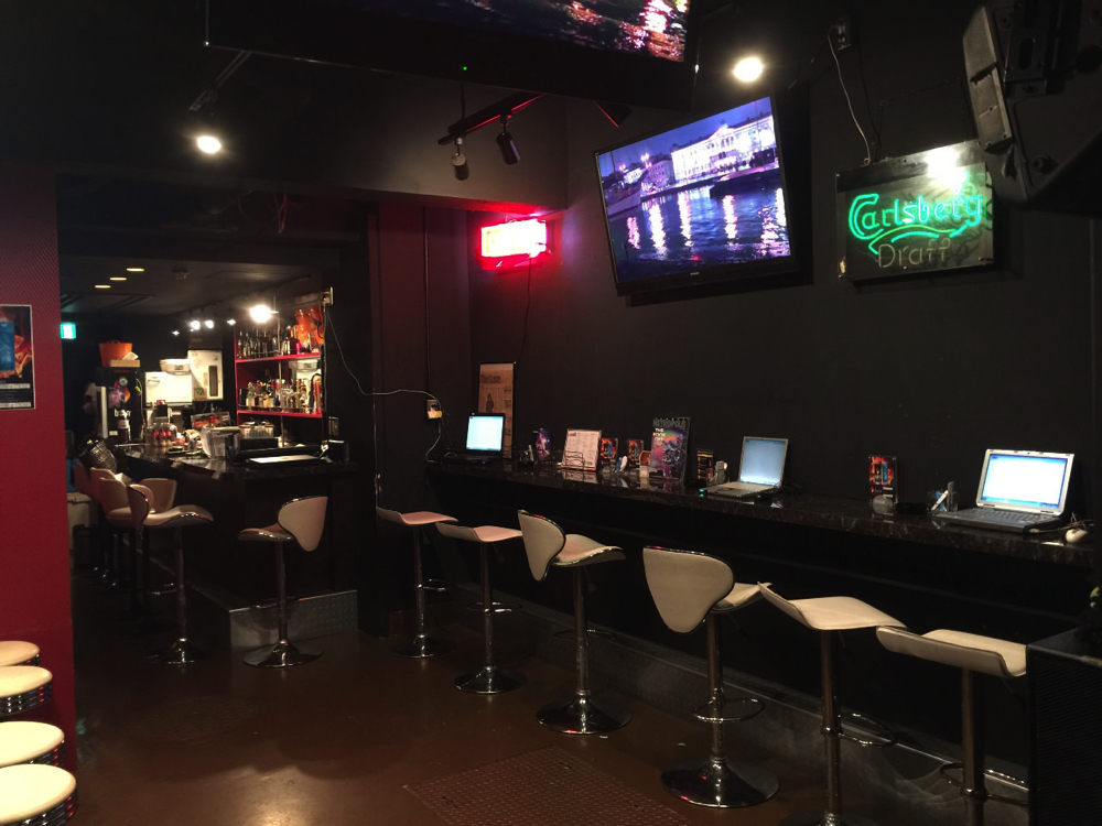 A Bar Where You Can Sing Western Music: “English Karaoke Bar Bruce (Tokyo)”  (w/Photos)