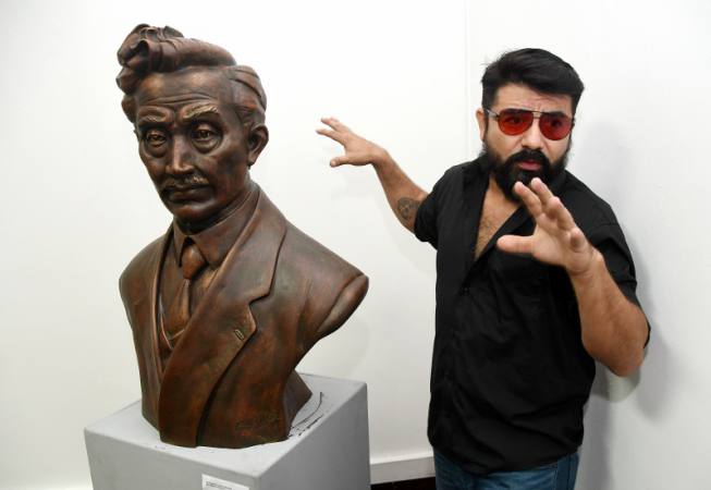 Fotografía de Tony Balseca, el escultor detrás de Hideyo Noguchi
