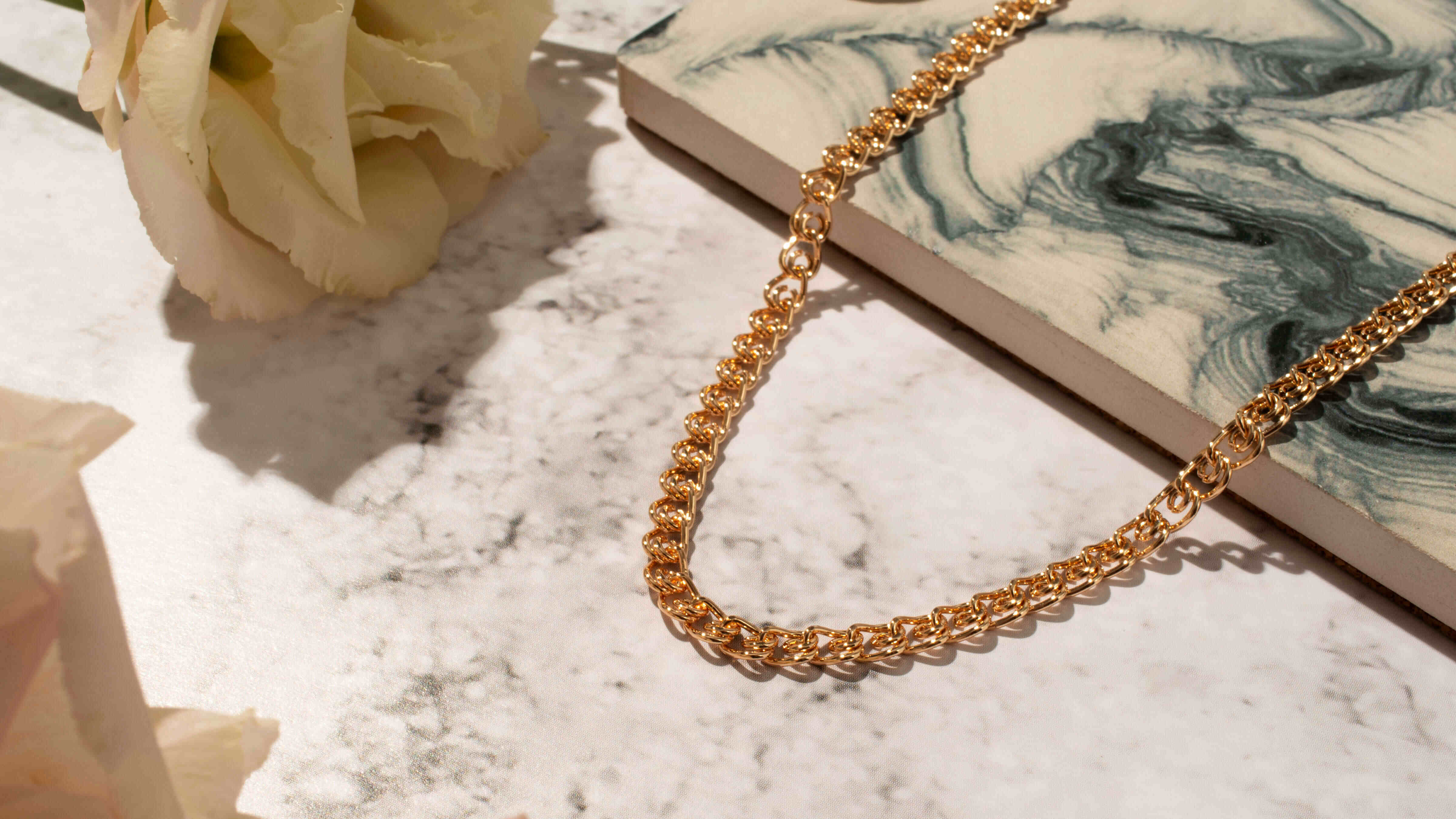 Choosing the perfect 18K Italian Gold Necklace: A Buyer’s Guide