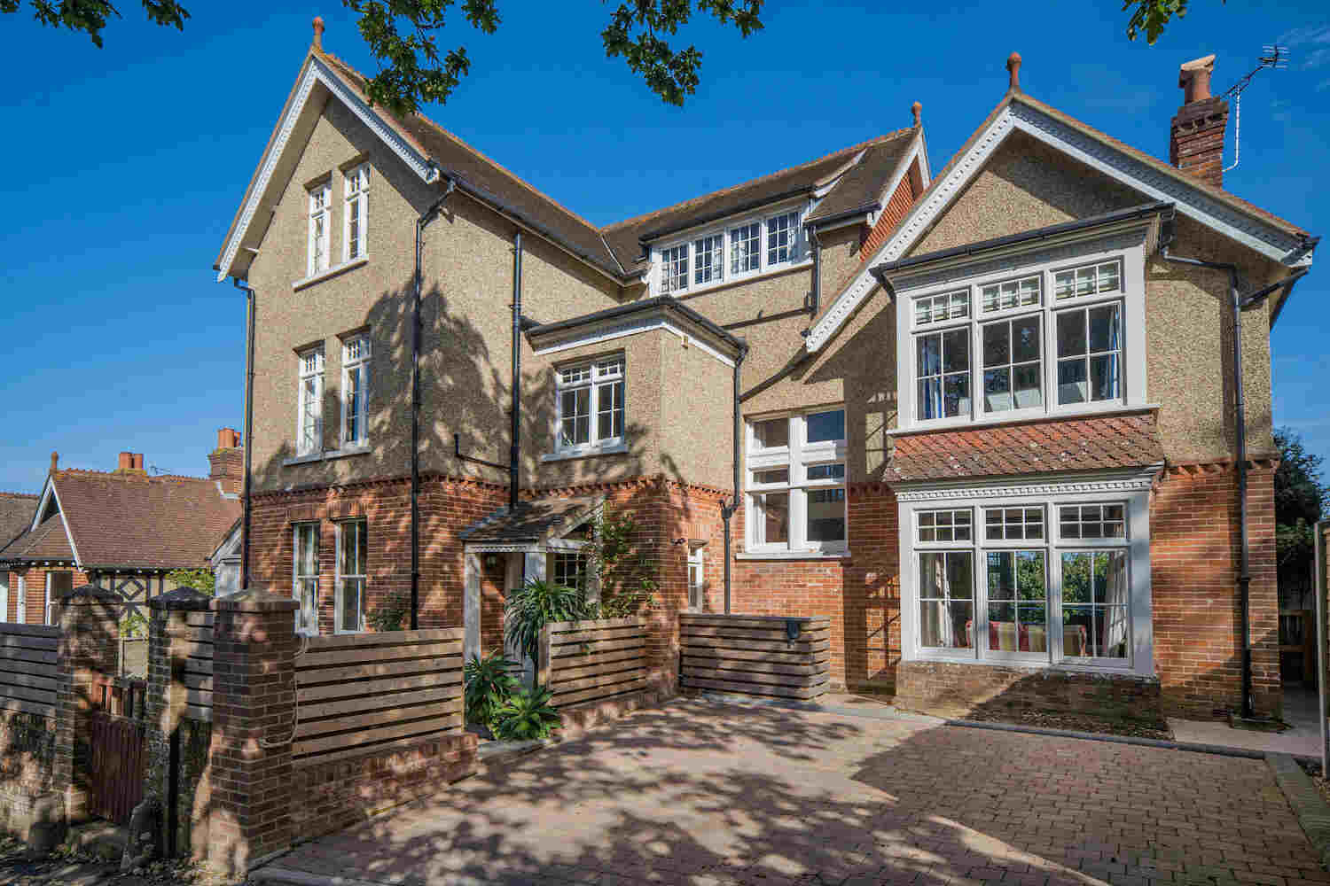 Large Villas for groups