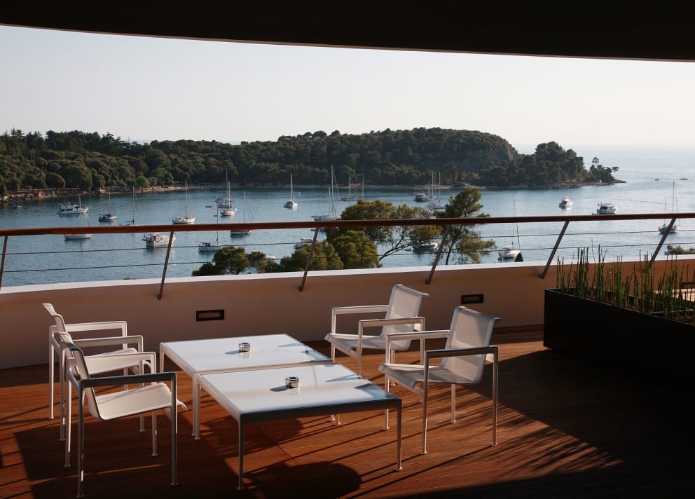 Tutte le camere e le suite sui sei piani di questo hotel di design hanno la vista sul mare e sul parco forestale