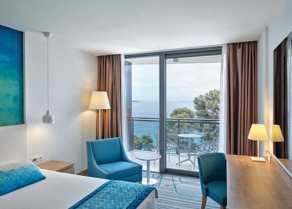 With views of the sea or the park, in the rooms and suites, you will be greeted by relaxing blue and green tones