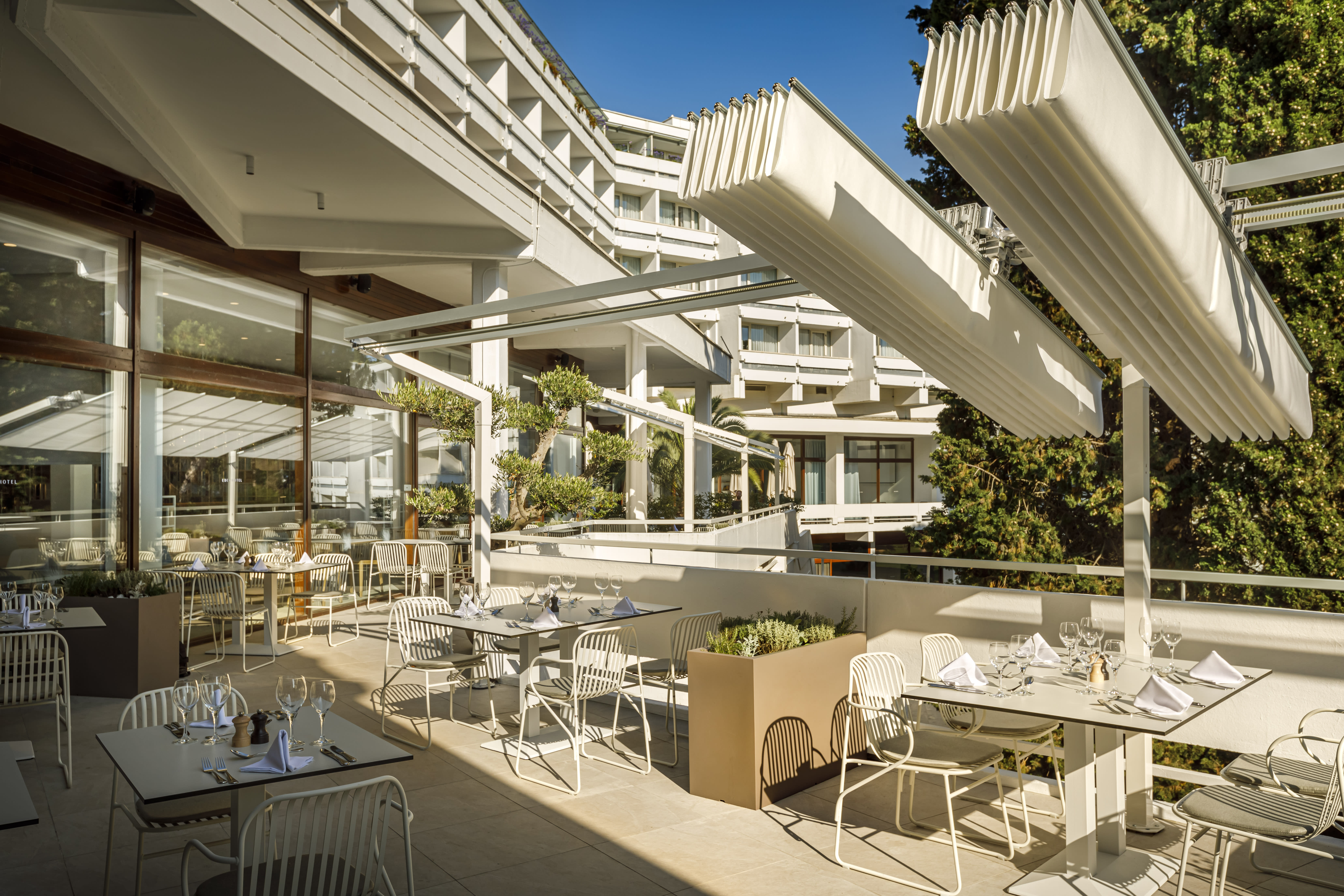 A 10% discount on food and drinks at the Hotel Eden