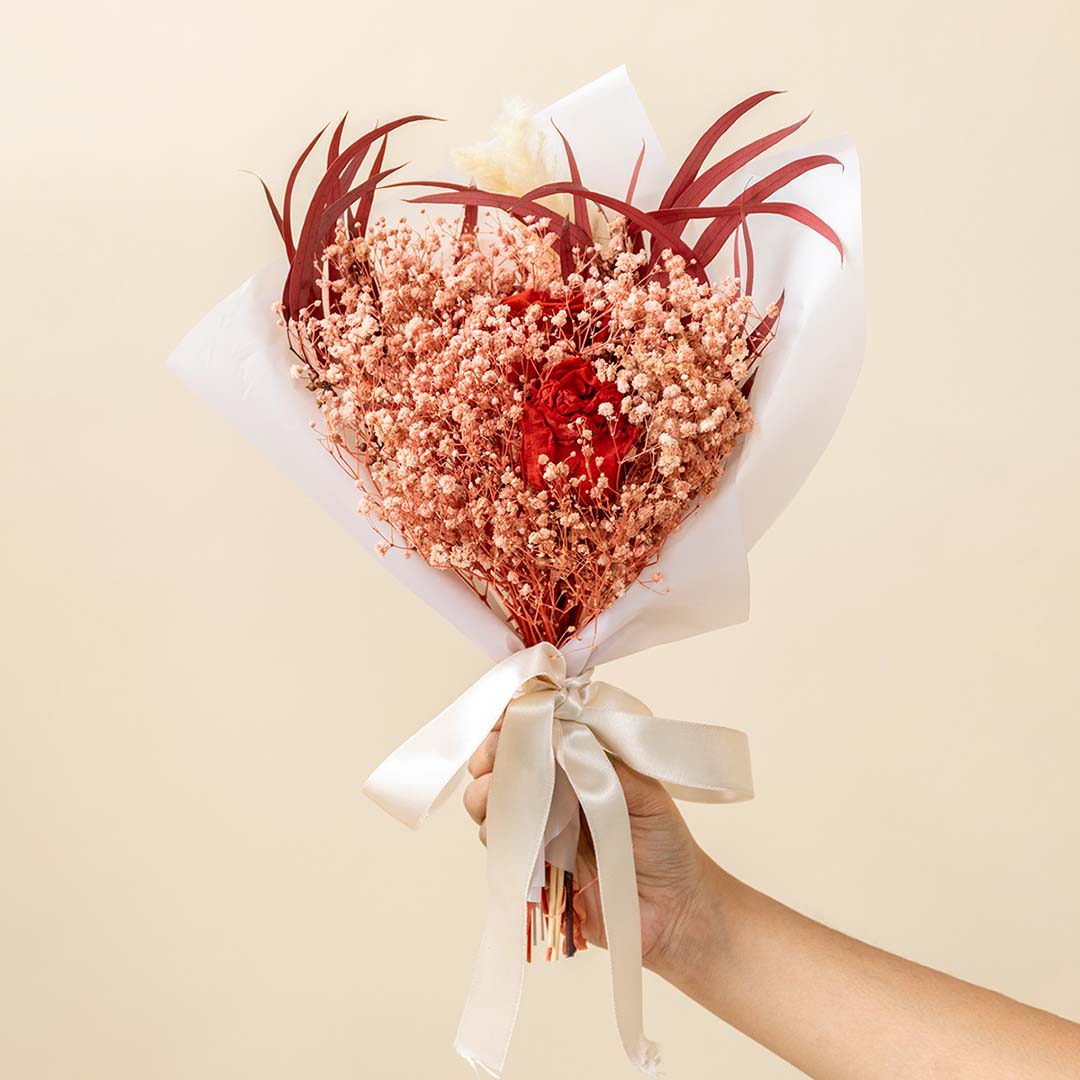 Peach love infinity rose bouquet with baby's breath and red accent rose