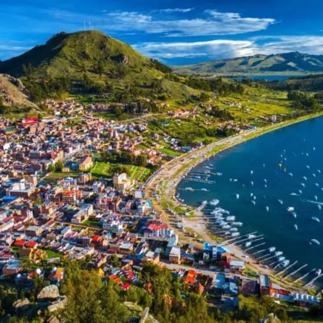 Vista panorámica de Copacabana sobre el lago Titicaca