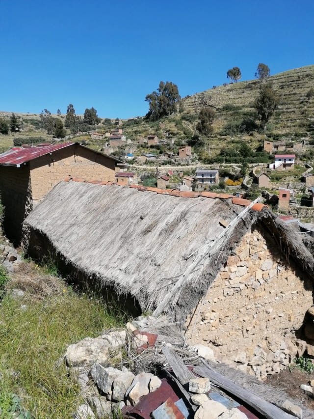 Pueblo de Sampaya con su arquitectura tradicional de piedra