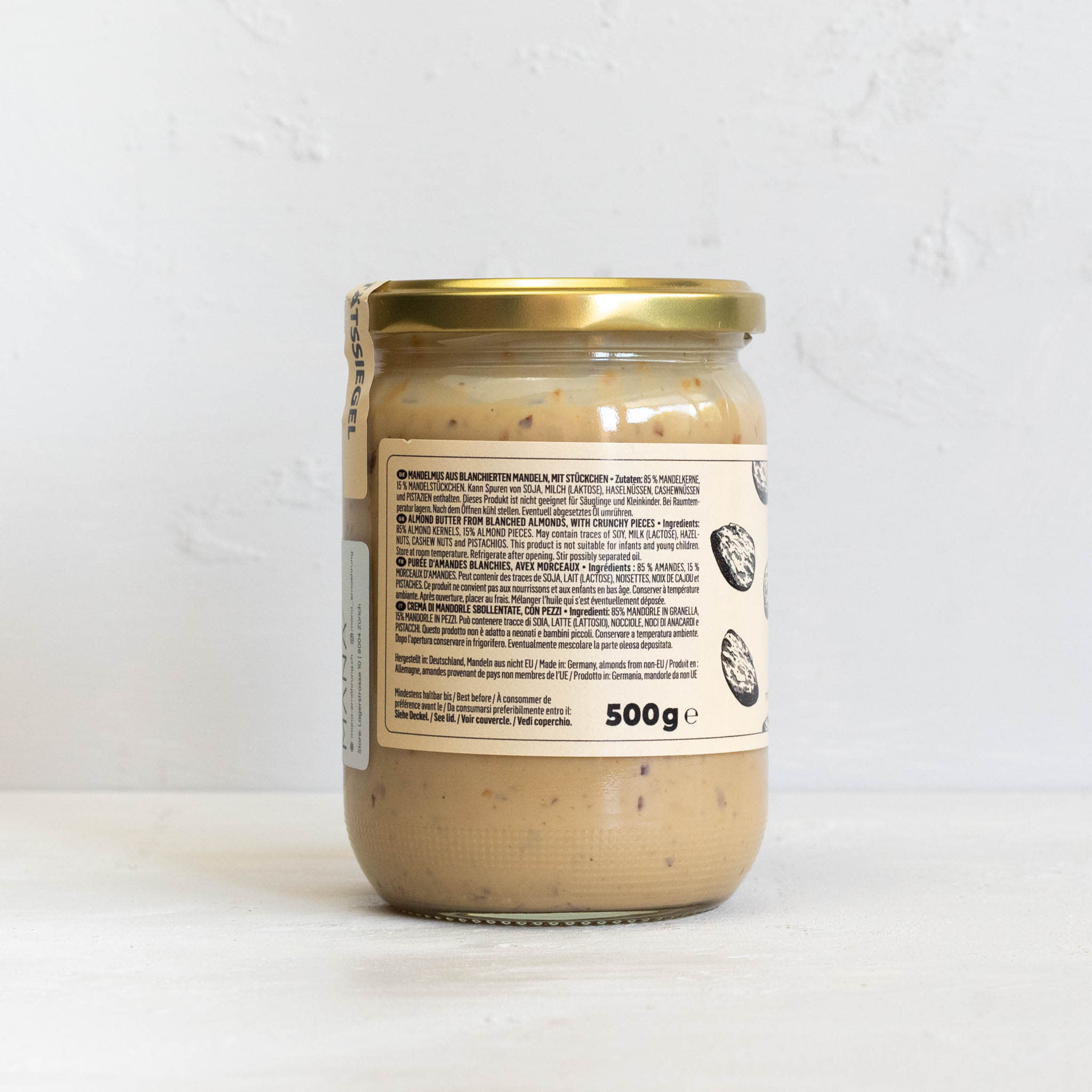 Mandelmus mit Mandelstückchen in einem Glas