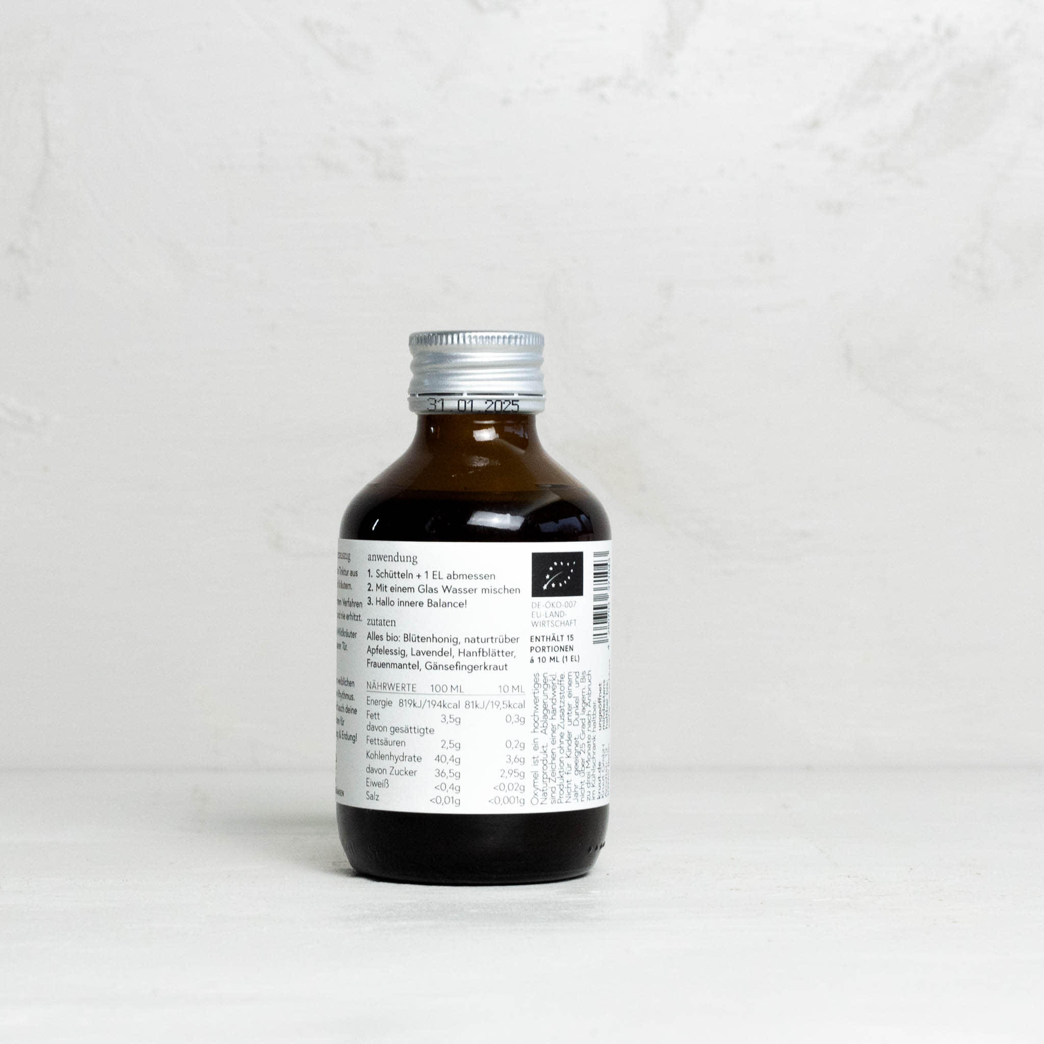 Wildkräuter in Honig und Essig für den Zyklus