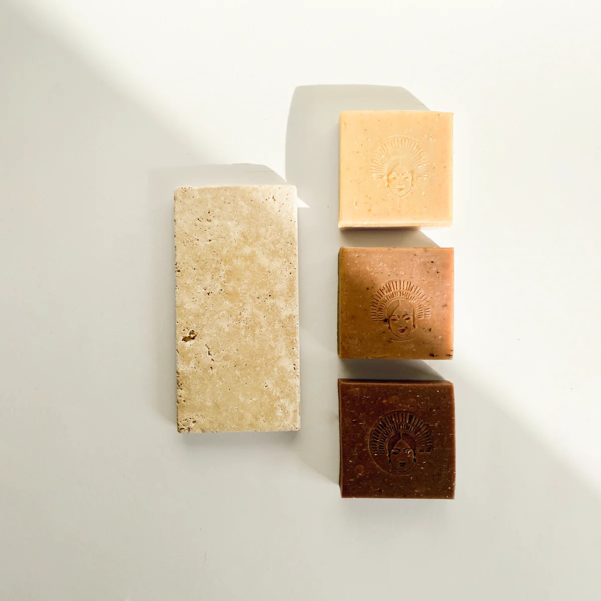 Natursteinablage zur Aufbewahrung der Reingungsbars