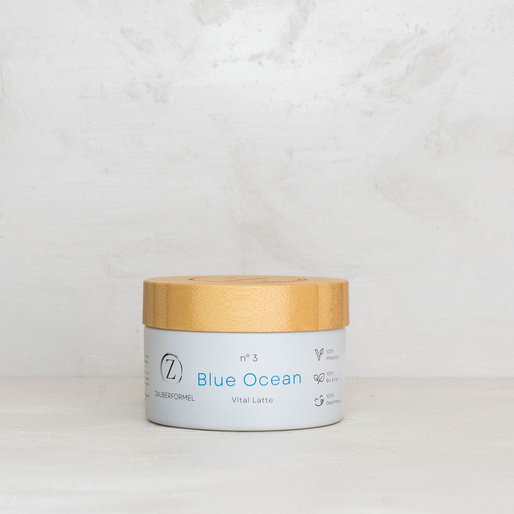 Latte mit Kokospulver, blaues Spirulina und Ashwagandha