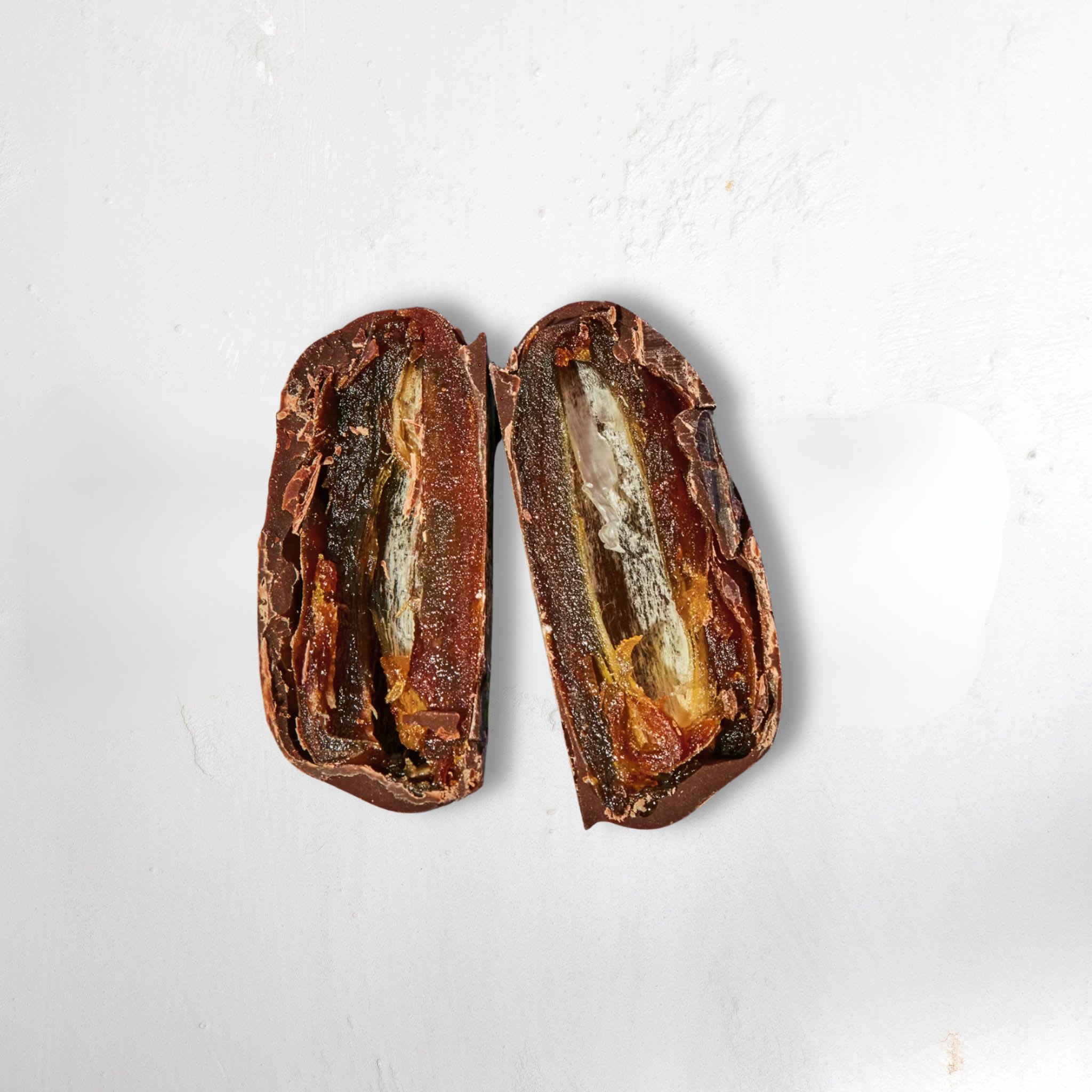 Eine Dattel in Zarbitterschokolade habiert