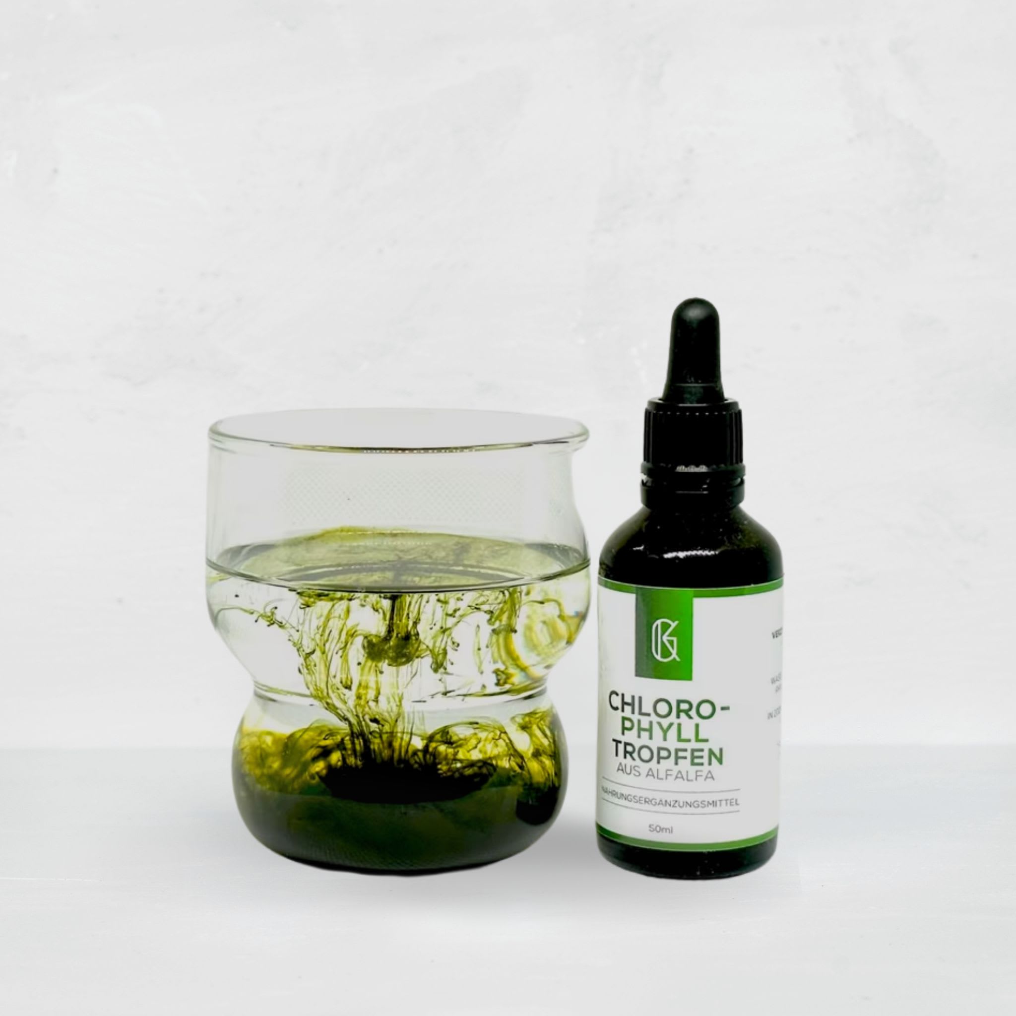 Chlorophyll Tropfen in einem Glas