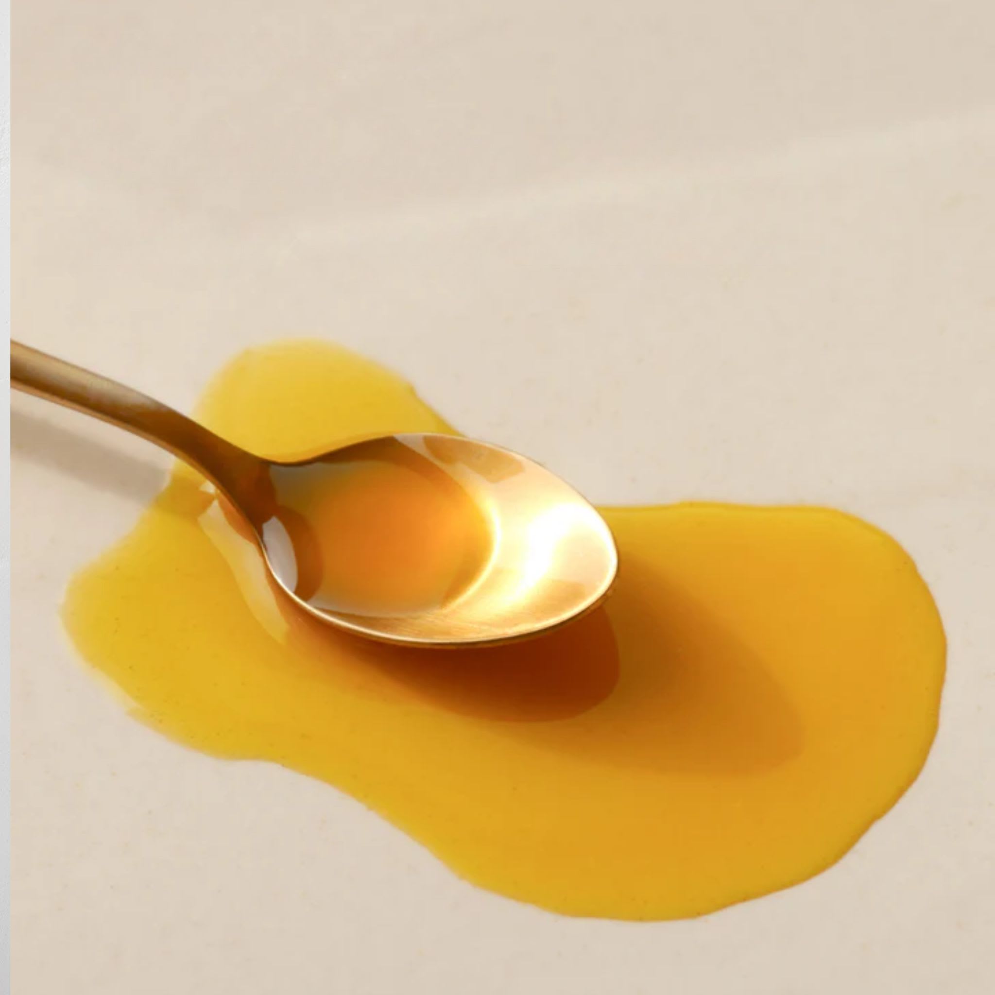 Oxymel mit Ayurveda Mischung auf einem Löffel