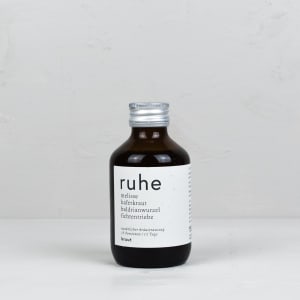 Flasche Wildkräuter in Honig und Essig