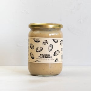 Mandelmus mit Mandelstückchen in einem Glas