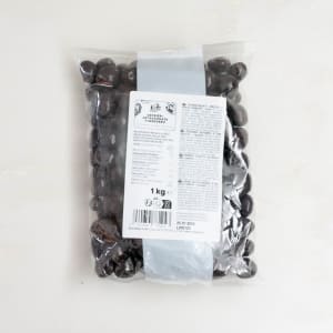 Gefriergetrocknete Himbeeren in dunkler Schokolade im Beutel