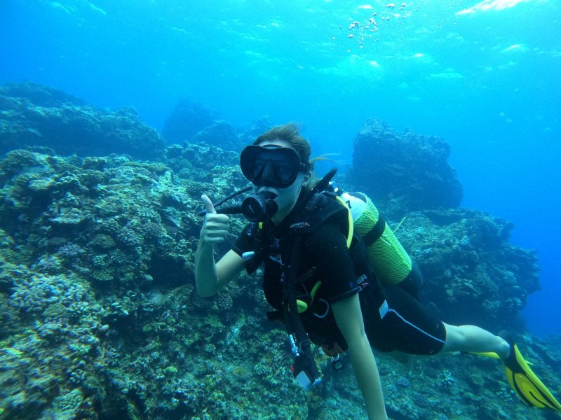 Plongeur en formation Open Water / Niveau 1 dans la baie de Saint-Leu, Réserve Marine de La Réunion