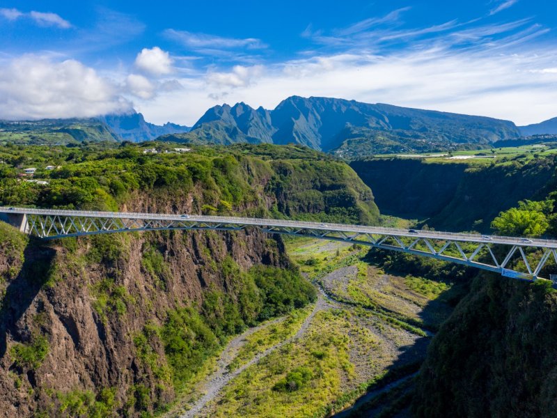 Vue aérienne du pont du Bras de la Plaine à Saint-Pierre, structure métallique 115 m au-dessus de la ravine, La Réunion