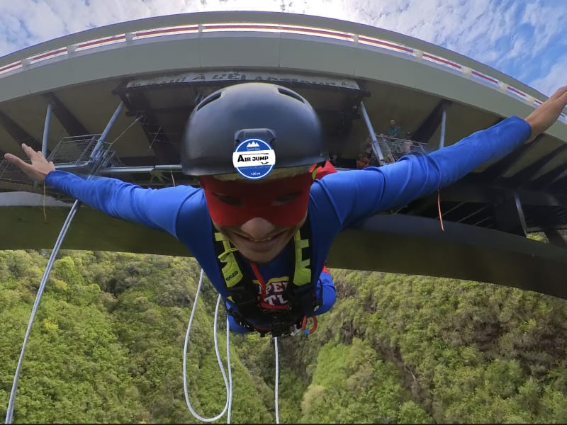 Saut à l’élastique pendulaire de 120 m depuis le viaduc de la ravine Fontaine à Saint-Leu, La Réunion encadré par le prestataire, La Réunion