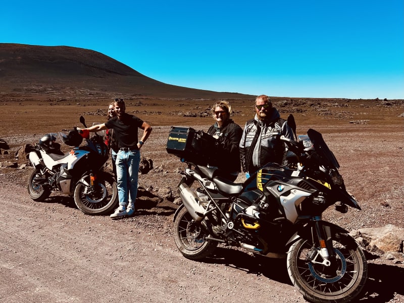 Excursion moto au Piton de la Fournaise et restaurant authentique Créole à La Réunion encadré par le prestataire, La Réunion