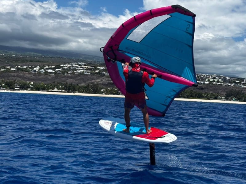 Cours particulier de wingfoil dans la baie de Saint-Gilles les Bains, La Réunion encadré par le prestataire, La Réunion