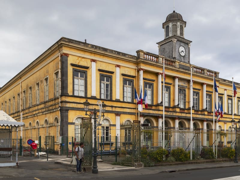 Façade jaune emblématique de l'ancien hôtel de ville de Saint-Denis avec son clocher, La Réunion