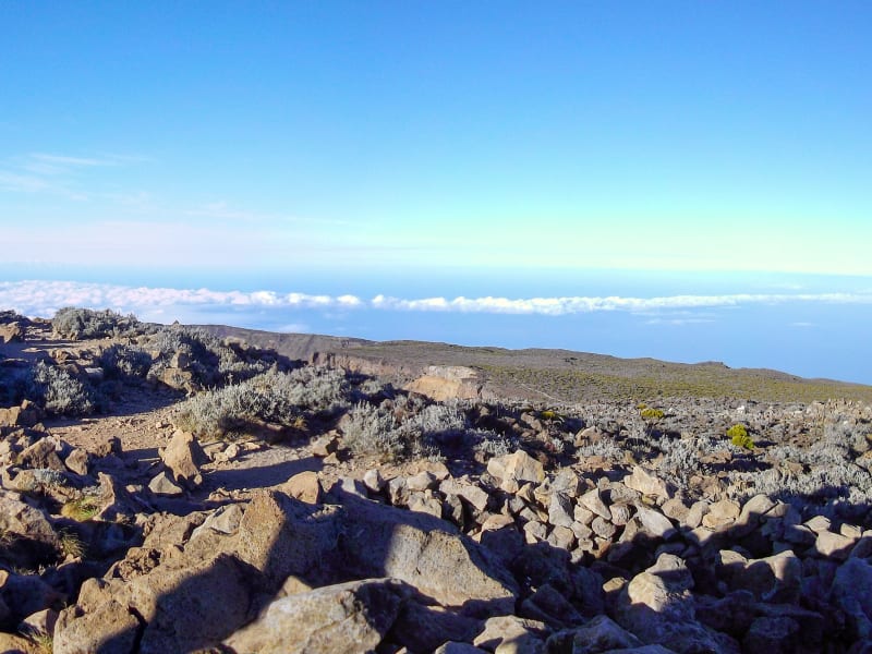 Sentier d'ascension du Grand Bénare avec vue sur le cirque de Mafate et les remparts vertigineux, La Réunion