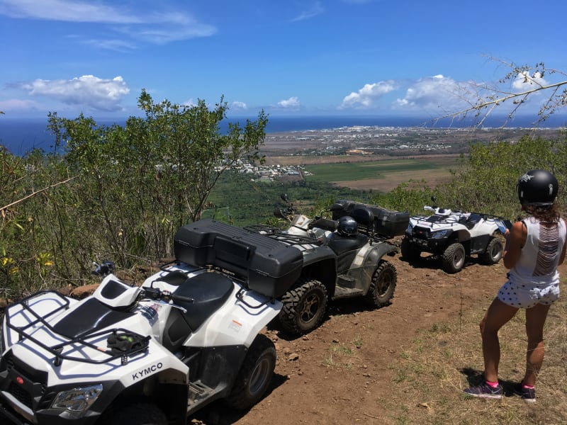 Deux quads Kymco blancs sur le sentier du Dimitile au-dessus de l'Étang-Salé, panorama du sud-ouest de La Réunion