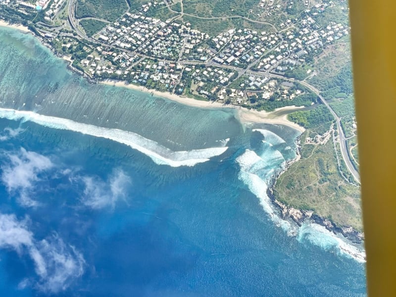 Vol en ULM au-dessus du lagon de Saint-Gilles à La Réunion, vue aérienne sur la barrière de corail