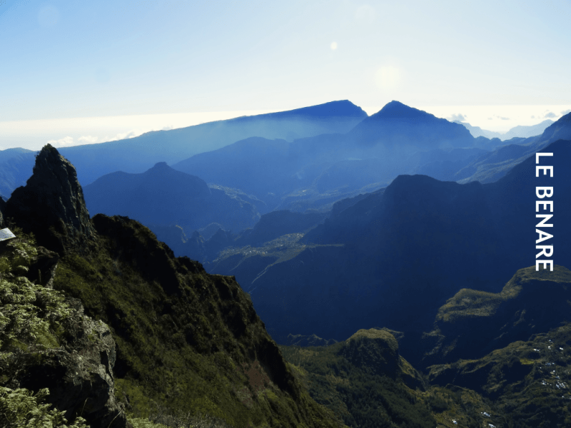Vue panoramique du Grand Bénare avec contre-jour sur les sommets et les vallées du sud-ouest de La Réunion