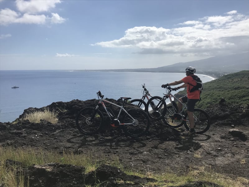 VTTistes sur falaise lavique avec vue sur la baie et le littoral sud, forêt de Mare Longue à Saint-Philippe, La Réunion