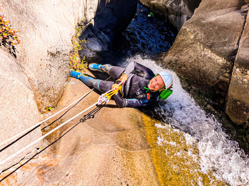 Descente du canyon de Fleur Jaune à Cilaos, formule disponible chez deux partenaires
