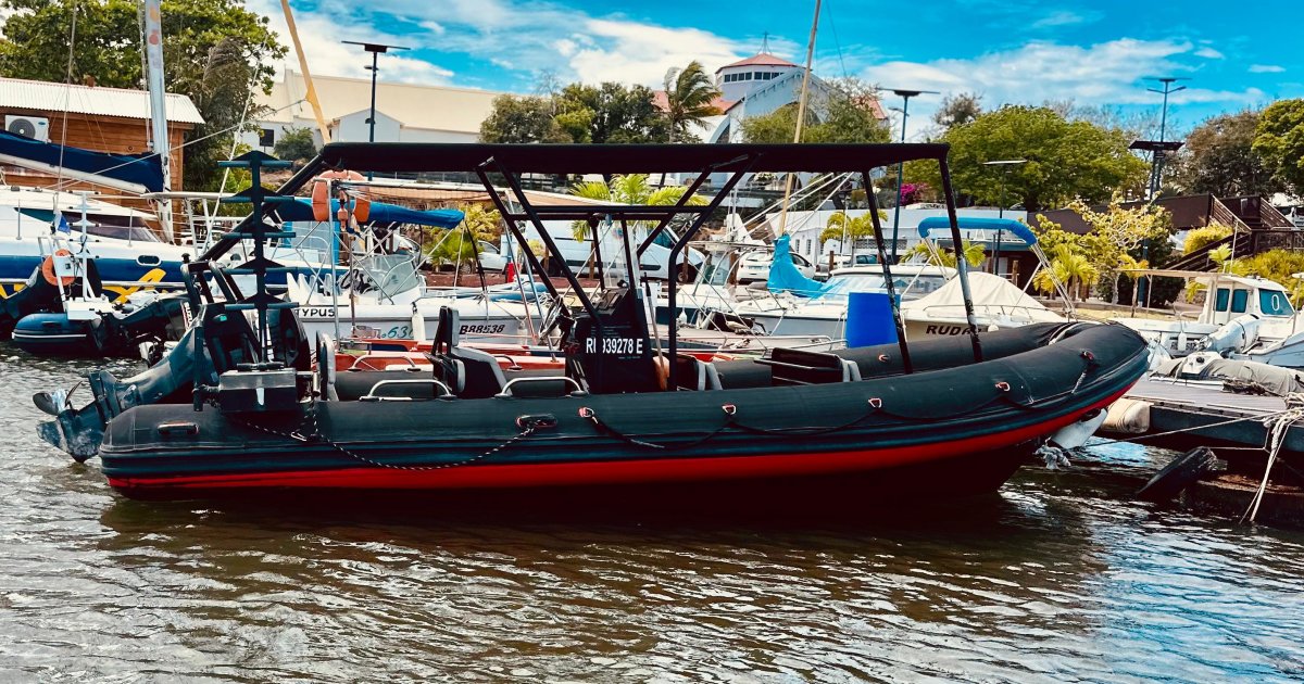 Skippered boat rental departing from the port of Saint-Gilles-les-Bains, Reunion Island