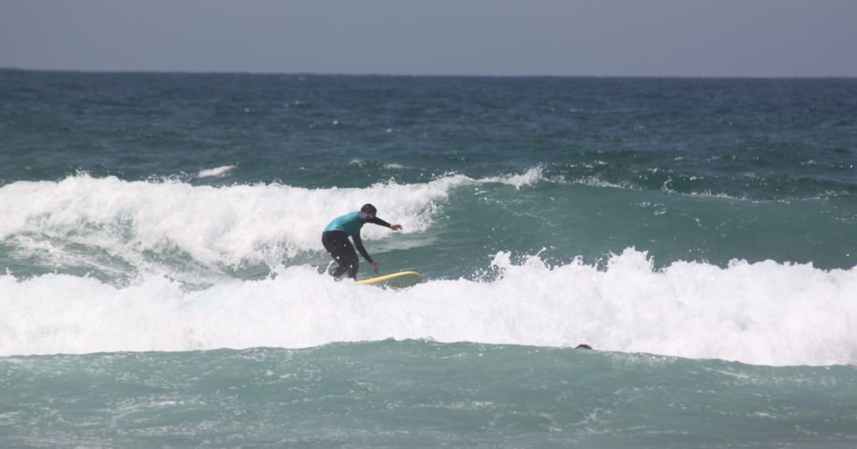 group-surfing-lessons-in-praia-da-luz-near-lagos-algarve-manawa